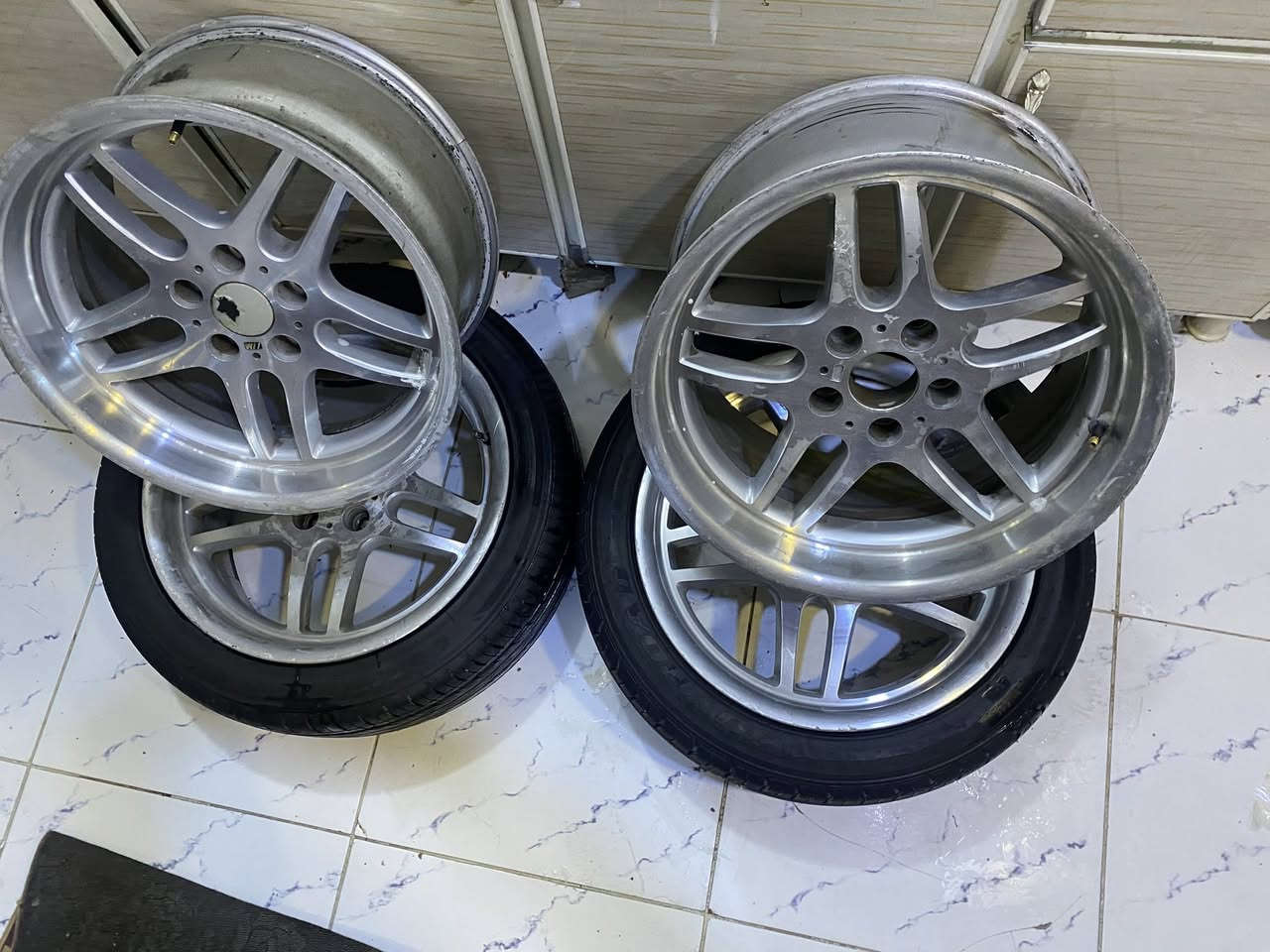 السلام عليكم
تخم ام حجم 18 تو سايز
زوج يحتاج تصليح لحيم الخلفي 

مع زوج تاير نظيف. انتاج 24 زوج فقط 
 
السعر 
 250 ألف 
مكاني بغداد الدوره 
***********
