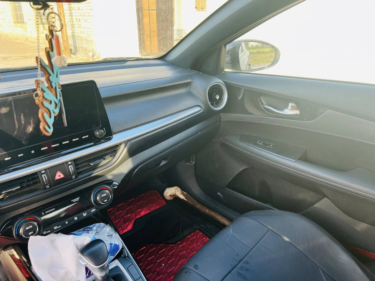 كي فورتي 2024  وارد امريكي تحكم سترين رادارد امامي جاني وخلفي محرك 2000 دوش  اربعة سلندر تبريد تدفئة  سونار موجود تجي وتساب ادزلكياه السيارة مبدل بس بنيد السيارة 43 الف كيلو ماشية وتساب  للاستفسار ***********
