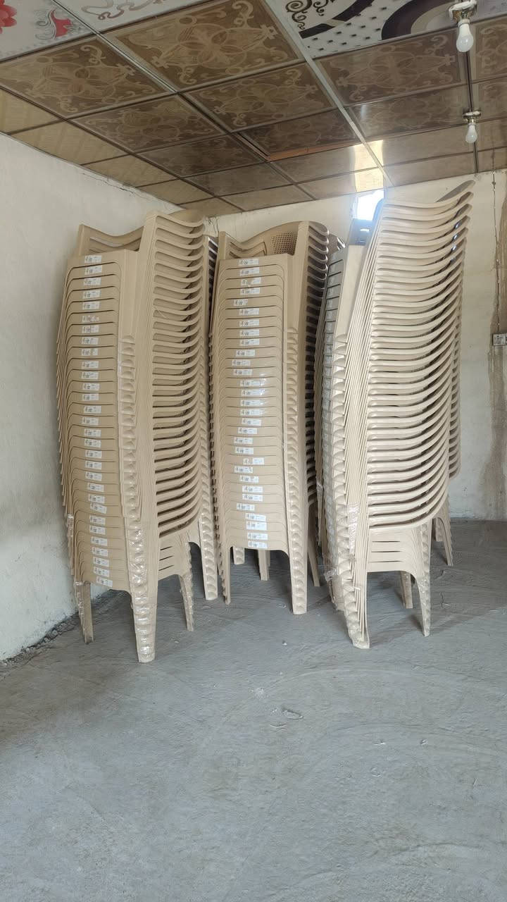 سلام عليكم يتوفر
كراسي عدد 300
ميز عدد 50
ماصه عدد130
صياني عدد 150
مغاسل عدد 2
السعر4 مليون و 200 
مستخدم شهر فقط ***********
مكاني. حله ابي غرق
