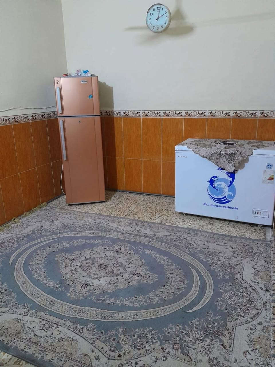 ١٠٠ متر للبيع 
الوجه ٥ ونزال ٢٠ 
استقبال ومطبخ وغرفه نوم وخدمات فوك غرفه نوم 
مع كراج كبير 
البيت عكادة 
حي اور خلف حسينية المصطفى 
السعر ١٧٠ 
*********** مكتب ابراهيم السراجي
