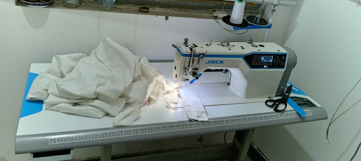 السلام عليكم.. 

مكينة خياطة صناعي نوع جاك a4f فول اوتماتيك رفع بايه وقطع خيط الكترونية تشتغل ع نص امبير شاشة بيها نضيفة جداً استعمال قليل مال بيت سعر ٤٥٠ الف بيها مجال بسيط  بيع مستعجل لظرف.. مكان السماوة 

*********** واتساب
