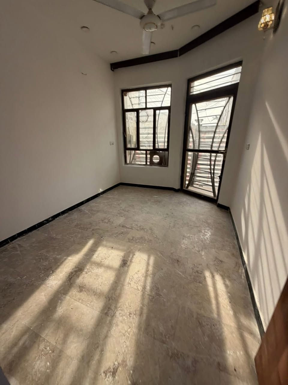 للايجار في السيديه
دار سكني مساحه 120 متر 

يتكون من مدخلين صاله مطبخ خدمات ثلاثه نوم 

سعره مليون موقع ضهر مدينه العاب السيديه 

للاستفسار 

***********

*********** 

مكتب عبدالله الرفيعي
