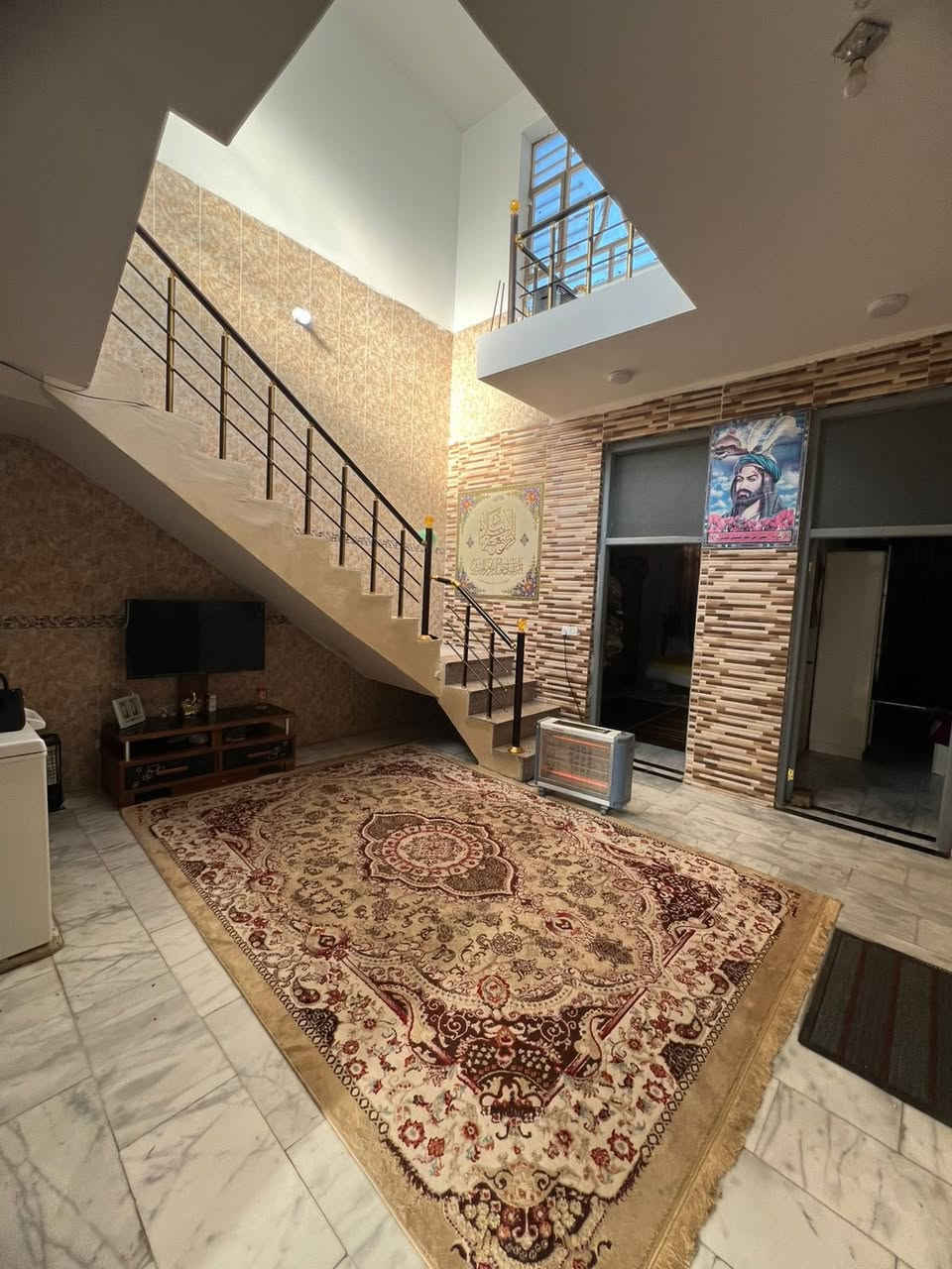 السلام عليكم بيت للبيع مساحته ١٧٥ الشعله شارع ستين/قرب شارع ابو طياره زراعي /*********** للاستفسار !
