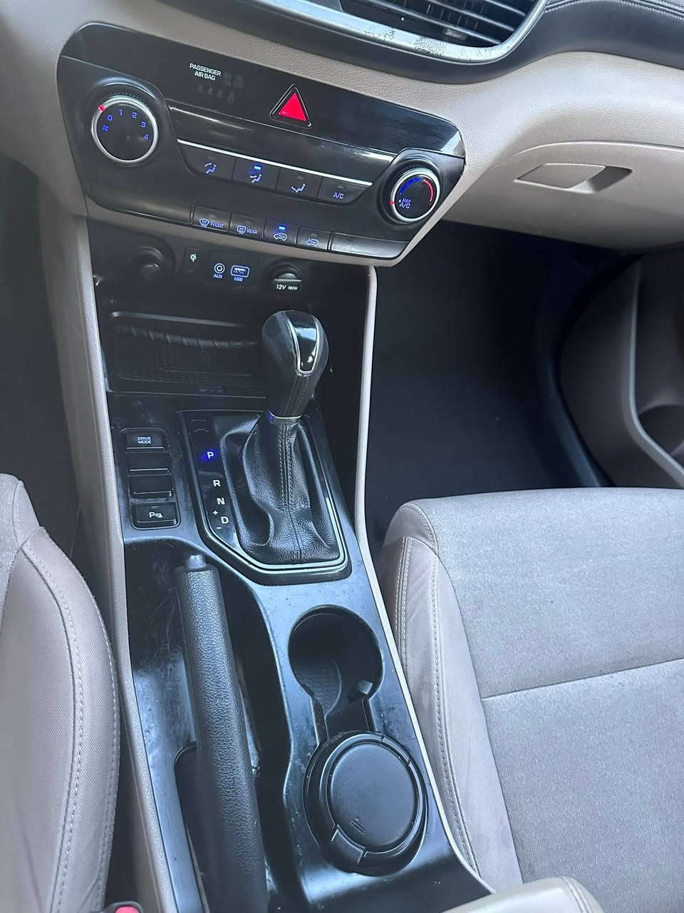 السلام عليكم
توكسان 2019 خليجي محرك 2000 دوش لسيارة رقم أربيل السيارة مكفولة كفالة عامة من عدا رصعتين بسيطات مسحوبات بي بي ار فقط وباقي السيارة كفالة حتى ويل 18الدعاميات مكفولات والسيارة ماشية 89 
مواصفات السيارة:
بصمة،كشنين كهرباء ،مري شفط،حساس خلفي امامي ،ثلاث تحكمات انظمه قياده،بد لايت لد ولايت لدقطعتين تبريد وبعد بيها مواصفات اكثر.
والمكان بغداد المنصور
والسعر 140 
وهذا رقمي ‭***********
