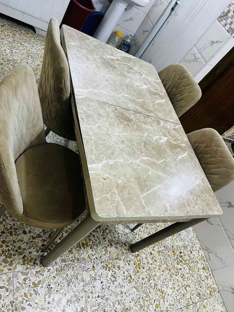 غراض مال بيت للبيع
الثلاجه 250 
ميز طعام مع 4 كراسي 100 
كنتور 90 
العنوان قرب قوس بوب الشام 
***********
