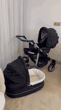 بۆ فرۆشتن زۆر پاکە و کەم بەکار هاتووە ئەوروپیە ،  ئیستۆپی هەیە و هەموو شتی مەزبوتە ،  کاریکۆتیشی لەگەڵە دەتوانی کاریکۆتەکەش بخەیە سەر ئارەبانەکە ڕووشی لەخۆت دەکرێ منداڵەکە ،،   بچوک دەکرێتەوە بۆ ناو سەیارە،.    چادری ڵەگەڵە بۆ کاتی باران پێیدا دەدەی بۆی باران پێ نەکەوێ  بە منداڵەکە ،
٩٠ هەزار 
شوێن ڕانیە گەیاندنيش هەیە
***********
