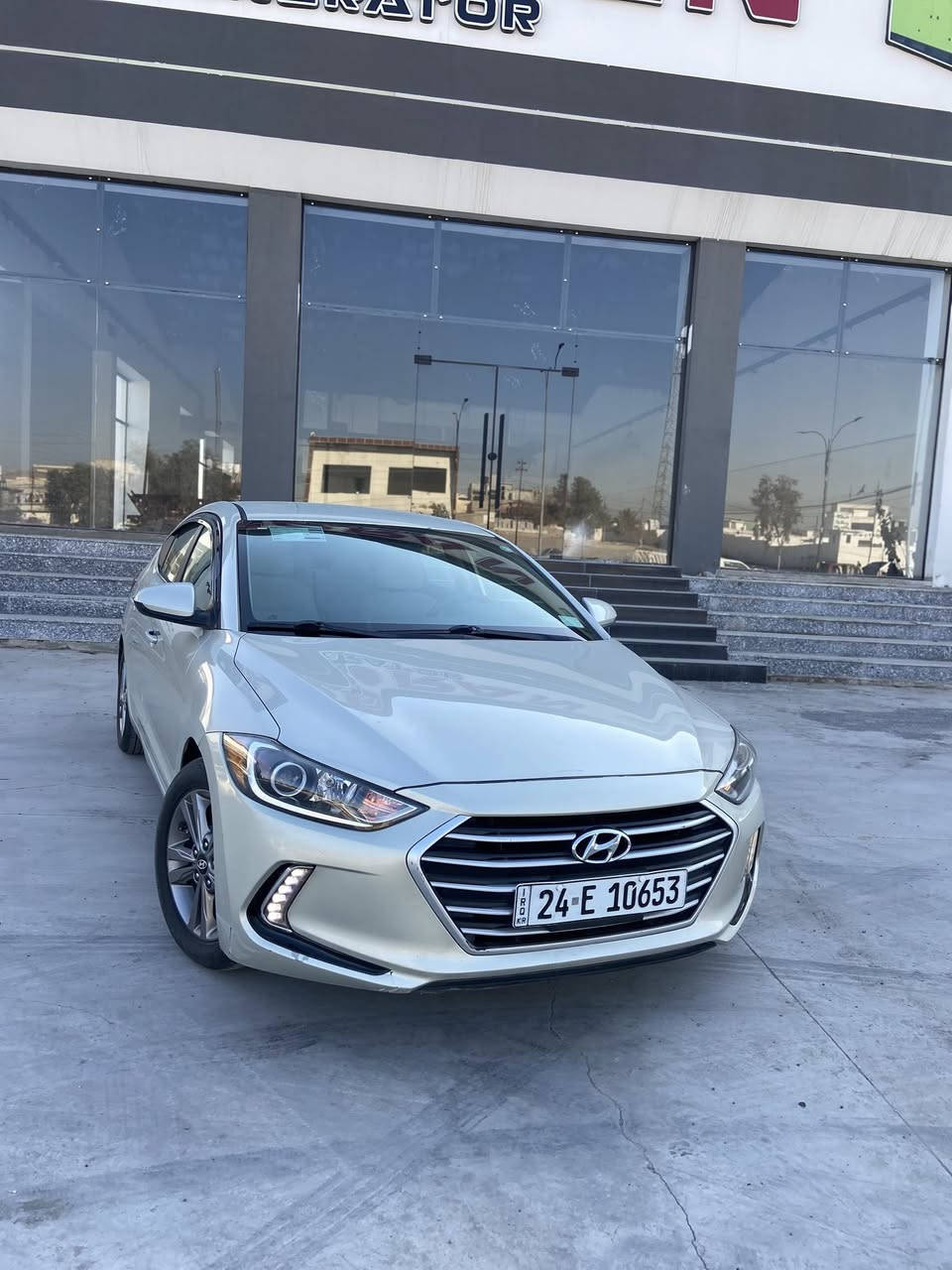 النترا للبيع 2017
لون شمباني 
داخل لونين 
مواصفات تحكمات استيرن شاشه 3انظمة قياده
ضرار جاملغ خلفي وباب اصلي نفس ألون امبدل 
ملاحظة بيها بخار لاصرف ولانفخ 
كير شرط محرك شرط 
***********
السعر125وبيها مجال
