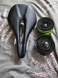 سرج كاربون خفيف جدا  الوزن مع لفاف هديه  السعر 10 الف على اول تم للحجز...