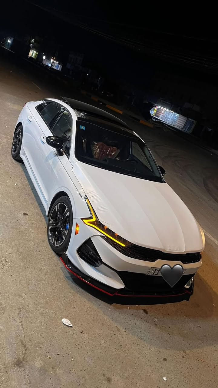 السلام عليكم
للبيع K5 موديل 2023 وارد امريكي 
سنوية مجددة باسمي شخصياً 
فول مواصفات واضحة ضمن الصور 
حادثها خلفي بدون ايرباك 
مكاني بغداد البنوك سعرها 190 ورقة
للاتصال بالرقم فقط : ***********
