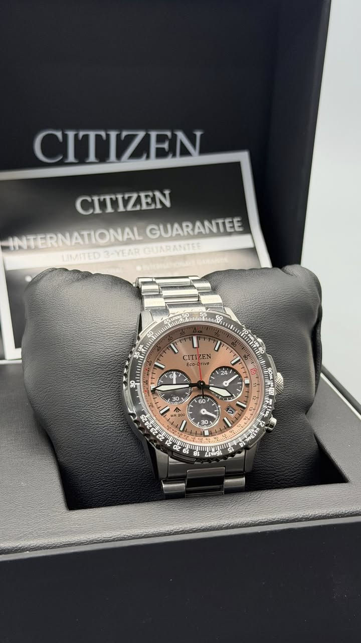 ساعة CITIZEN Eco-Drive الأصلية
تصميم رياضي فاخر يجمع بين الأناقة والأداء العالي، مناسبة للاستخدام اليومي والرسمي.

المواصفات:

* نظام Eco-Drive يعمل بالطاقة الضوئية
* مقاومة للماء WR200
* هيكل وسوار ستيل فاخر
* كرونوغراف متعدد الوظائف
* تصميم رياضي أنيق بلون مميز
* زجاج مقاوم للخدش
* كفالة دولية أصلية

السعر: 515,000 دينار عراقي

للتواصل والاستفسار واتساب:
***********

