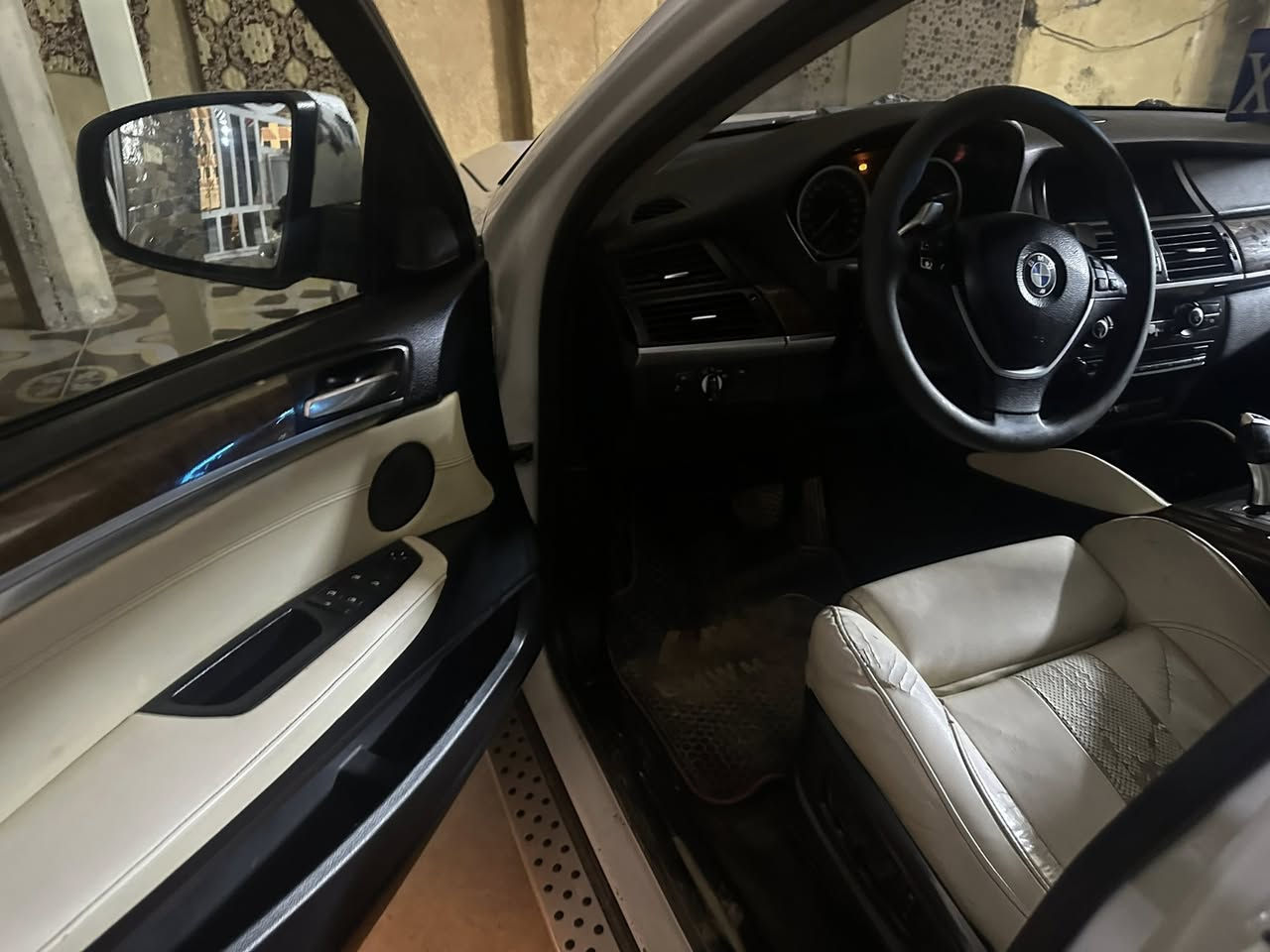 سلام عليكم بي ام دبليو 2010 BMW
رقم أربيل دولي 
مكينه 8سلندر تيربو أقوى محرك مكينه خير من الله 
كير طياره كير خير من الله 
فول مواصفات السياره واحد ع واحد فول مواصفات 
حساسات كامره شفتات كير 
لايت زنون عالي وناصي شفط مري فتحه سقف 
السياره بدون ضربه ولا صبق فقط مبدله بيها بنيد ودعاميه احدث مكفوله من الصبغ والضربه 
السعر 130 وبيها مجال 
رقم الهاتف ***********
العنوان صلاح الدين بلد @إشارة
