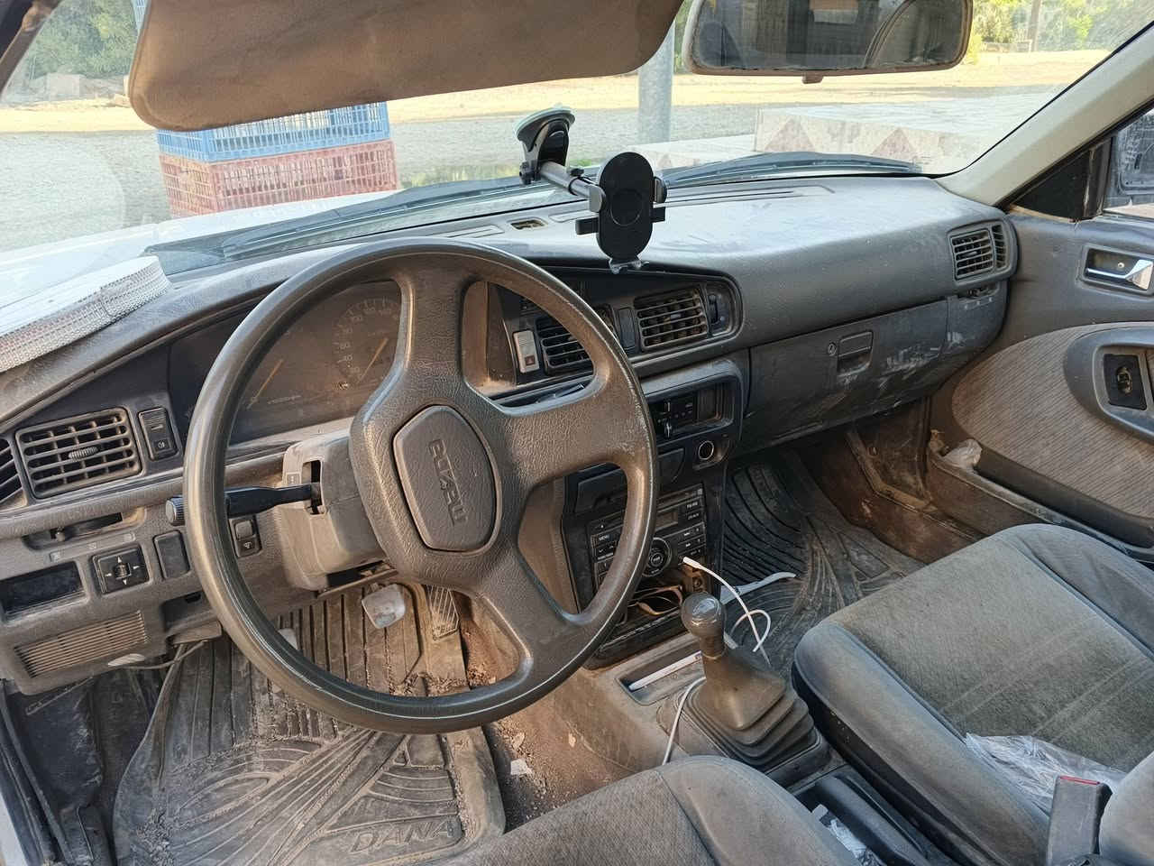 مازدا 1991
12و به خ 
سه نه وى به سه ر چوه 
به شه رتى ته حويل 
تايه ى تازه 
سه درى تازه گوراوه 
ته قه و ره قه ى نيه 
كاره باى هه موى ئيشه كات 
نوقسانى نيه 
ژ.م ***********
