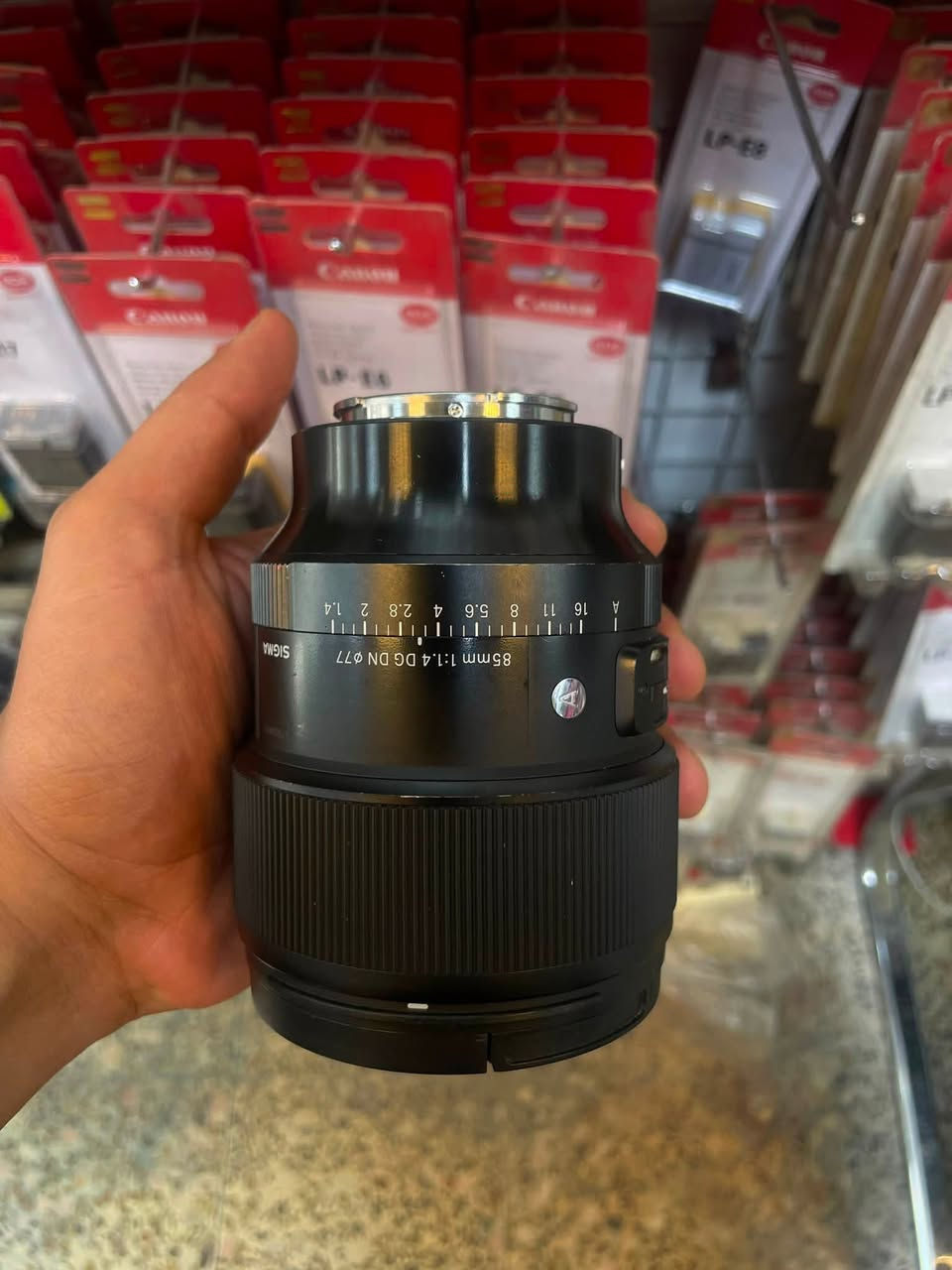 عدسه سكما 85 mm لكامرات السوني 
مستخدمه  نضافتها 98‎%‎
كامله مع حقيبه العدسه والهود الخاص بيها 
للطلب والاستفسار : ‭***********‬
العنوان : بغداد -الباب الشرقي -مقابل حديقه الامه -مجاور عماره الوقف القادريه 
يوجود لدينا خدمه توصيل لبغداد وكافه محافظات العراق
