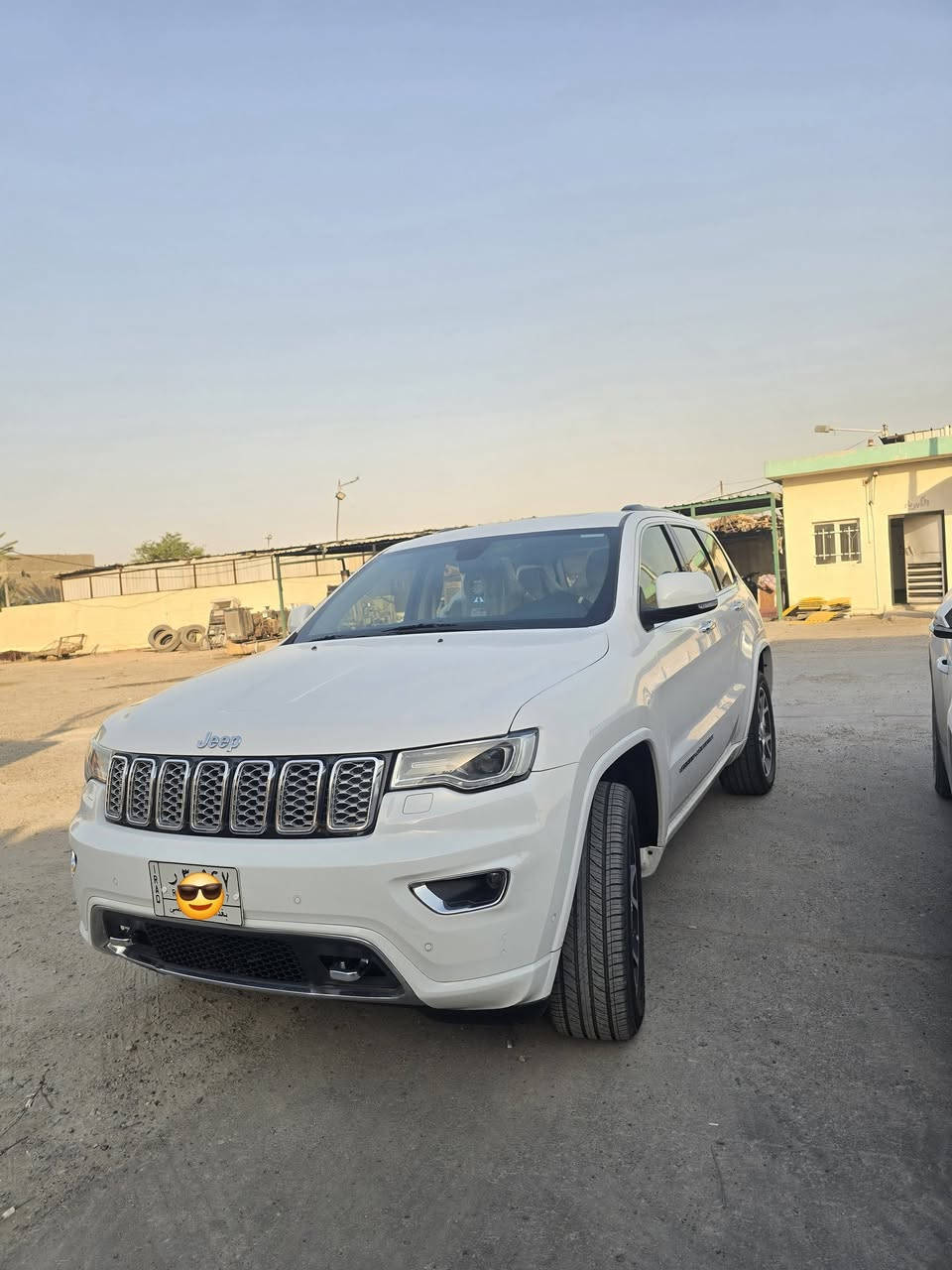السلام عليكم
جيب جراند شيروكي Overland
فول مواصفات 
موديل 2020
ماشية 80الف 
السعر 31 الف
السياره وكالة على أيدي بيها طخة بسيطة ب الباب الخلفي موضحة في الصوره 
***********
