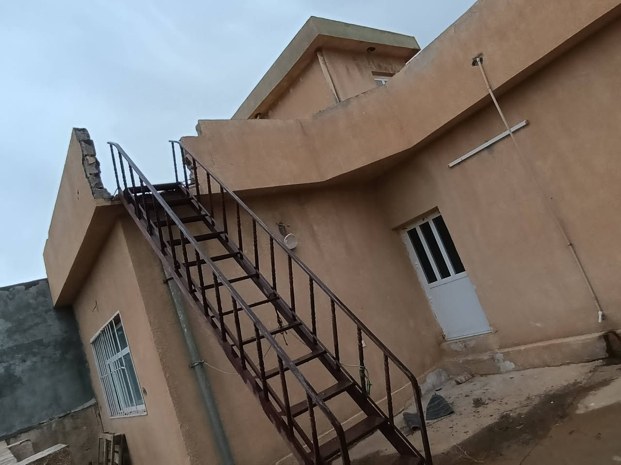 سلاو هاوریان خانویەکی پاک وخۆشمان هەیە  لەقەرەداغ ٢٠٠ مەترە  باخیکی ٢٠٠ مەتریشی لەگەلدایە خانوەکە زۆر خۆشە  بۆ زانی نرخ پەیوەندی بەم ژمارەوە بکەن 
***********
