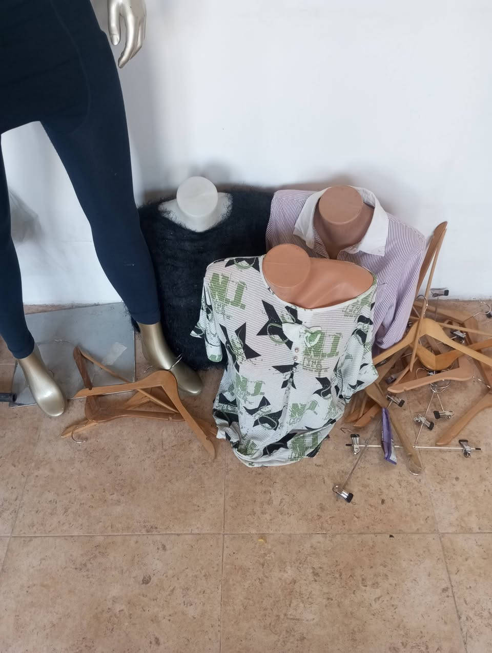 ەدووکانیکی کامل بۆ فرۆشتن   هەرشتیکتان ویست ڕەسمی بنێرن هەرزانترین نرخ، گەیاندن بەردەستە ***********
