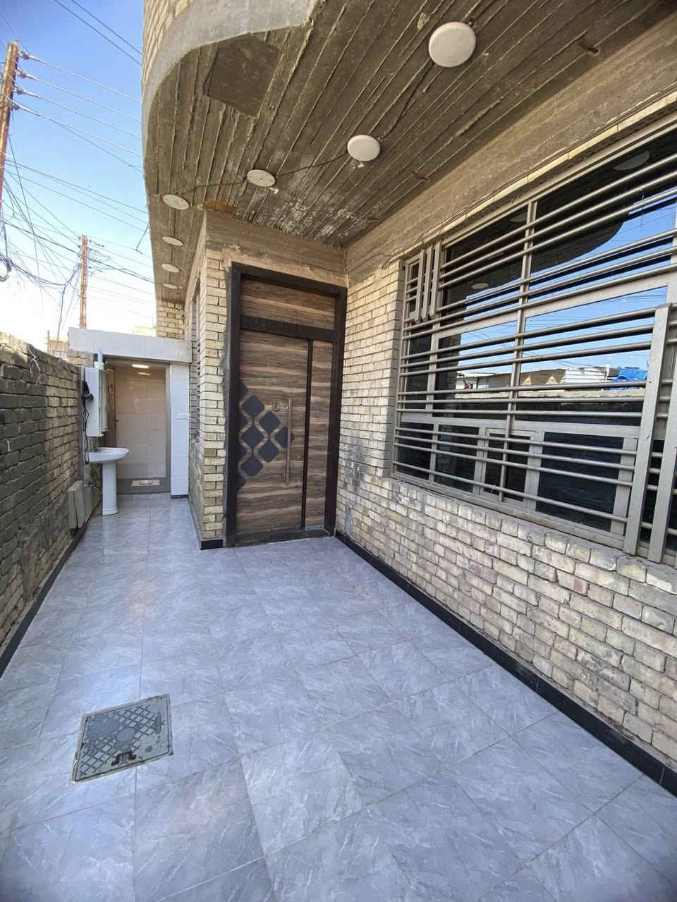 السلام عليكم
🏠بيت للبيع طابو زراعي سند 25     

📏 المساحة: 140متر. # ملاحظة  البيت ركن الشارع عريض
يتكون من صالة كبيرة و استقبال و مطبخ و 2 غرف نوم و بيتونه و ترك يصير مطبخ حار و حمام و مرافق خارجية  

مواصفات البيت:

✅ واجهة 10 ونزال 14

✅ 2 غرف نوم 🛌 

✅ صالة 🛋️

✅ مطبخ 🍽️

✅ صحيات 🚿

✅استقبال 

✅️  ترك يصلح مطبخ حار

✅️ حديقة                                   

✅️كراج

خدمات ماء خطين كهرباء تبليط  

الموقع بغداد جسر ديالى الجديد

السايد الواحد منطقه الكرغوالية 

مجاور حمام الامراء مقابيل الحمداني

  يبعد عن الشارع  العام اقل 75م 

الاستفسار  الاتصال  ***********

يتوفر واتساب
