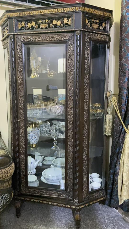 فاترينات سعر الواحدة 400 الف 
غرفة تركية ميز تواليت ، ميز كتابة ، كومدي ، كنتور السعر 550 الف 
للشراء تواصل على الرقم 0770 663 9663
