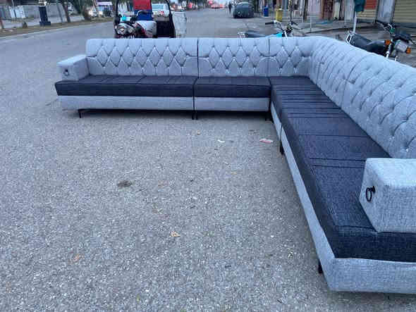 السلام عليكم 
ديوان   جديد للبيع قياس 7امتار 
سعر 350بي مجال ويا كوشات هديه موجود  في كركوك في حي النصر 
جديد جديد 
لتواصل 
***********
