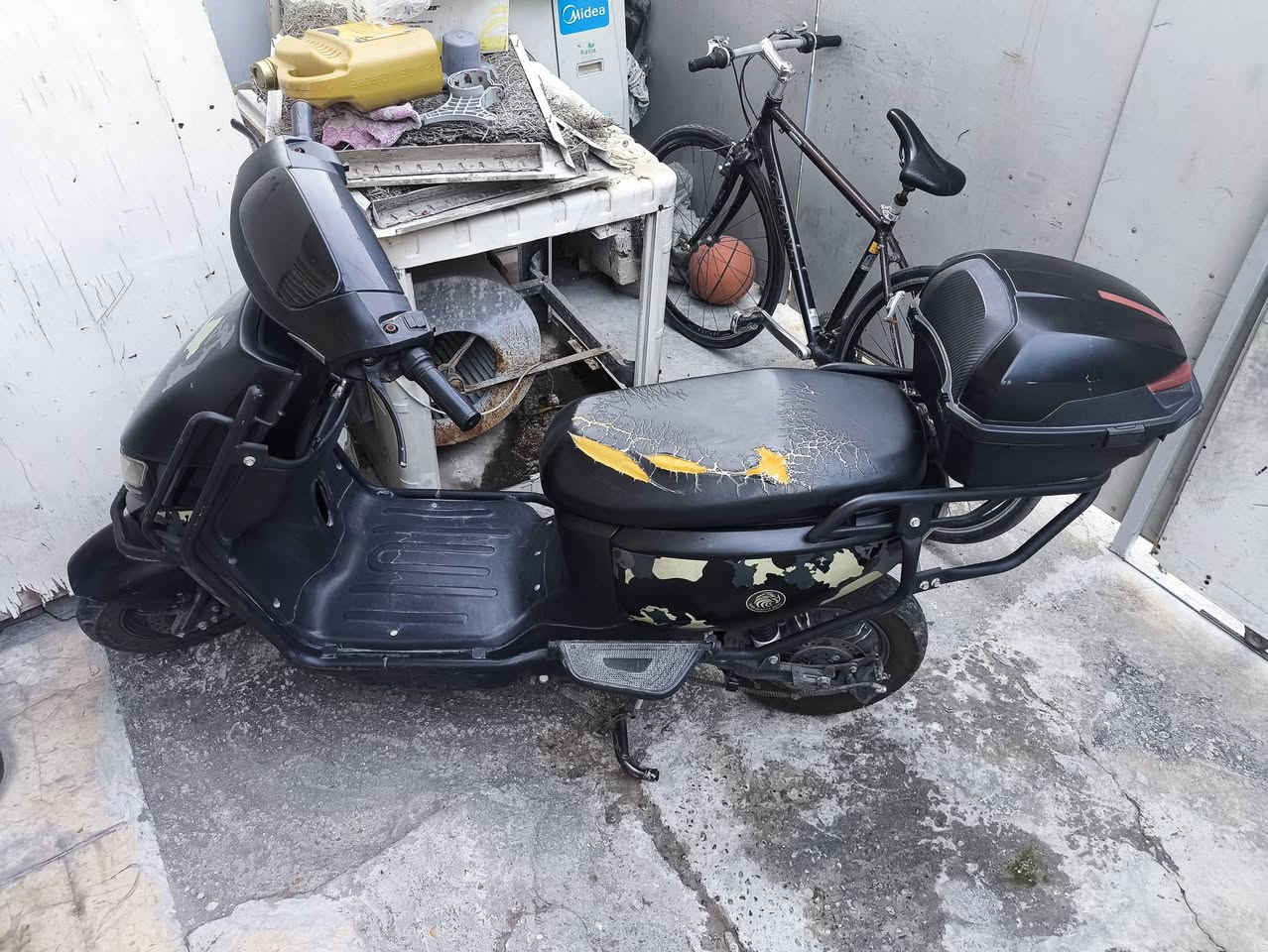 دراجة شحن مدرعه مابيها اي عطل بطاريات جديده صار شهرين من بدلتهن من شركه الصقر بيها 3 كيرات تمشي 100 مثل ماموضح بل فيديو السعر خاص او ***********
