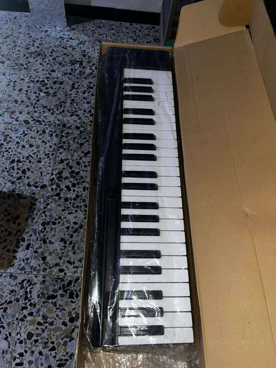 شباب هذا بيانو يتطبك مال باله
يربط عل موبايل وتكدر تعزف ب اي برنامج او تكدر تعزف بالبيانو وحده وبي حساسيه ضغط ويجي ويا حقيبه وي دواسه مالته هم سعره ٥٠ الف وتوصيل داخل بغداد فقط ٥ آلاف


**إذا كنت صاحب هذا الإعلان وتريد حذفه لأي سبب، رجاءا أرسل رسالة إلى الدعم الفني**