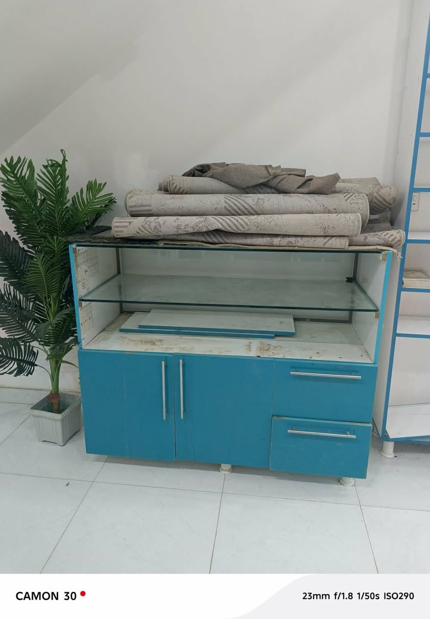 فاترينات محل درجة اولى مال معمل عدد 6 +ميز
الوحدة بمية الف مفرد او جملة مو مشكلة 
للتواصل *********** 
موجود واتساب وماسنجر واتصال
