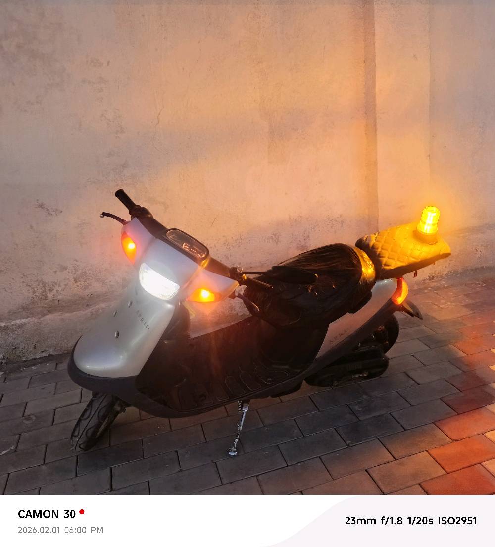 عندي دراجة نارية من نوع Aprio للبيع، بحالة جيدة. مواضبة على الصيانة والإضاءة تعمل بشكل ممتاز كما هو واضح في الصور. العداد يقرأ 33469 كيلومتر، ومركونة في مكان آمن كما في الصورة. مجربة وجاهزة للاستعمال الفوري، ومناسبة للتنقل داخل المدينة بكل سهولة.