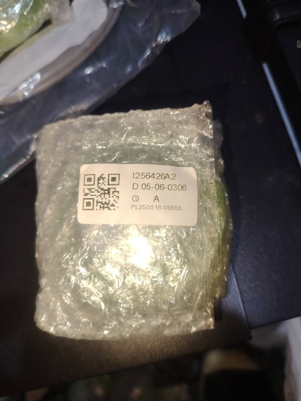 القياسات كاملة:
🔥 لقطة هندسية - عجلات MISUMI اليابانية الأصلية 🔥
​يا أهل الورش والمصانع، هاي البضاعة للي يدور "دقة" وعمر طويل. عجلات أصلية من شركة MISUMI اليابانية، مو مال سوق عدي، هاي قطع هندسية احترافية.
​ليش هاي العجلة صيدة؟
​ماركة عالمية: إنتاج شركة MISUMI اليابانية.
​كود الترتيب الهندسي: الكود الفني مالتها D 05-06-0306.
​رقم القطعة (Part Number): الموثق عالمياً هو I256426A2.
​تثبيت فول: تتميز بوجود 2 براغي تثبيت جانبية (Double Set Screws) حتى تقعد على "الشفت" بكل قوة وما تفلت أو تفر.
​المادة: قلب ألمنيوم صلب مغطى بطبقة بولي يوريثان (اللون الأخضر) درجة أولى، تتحمل أوزان وحركة ناعمة.
​📌 التفاصيل:
​الكمية المتوفرة: 10 قطع فقط.
​الحالة: جديدة بباكيتها (Wrapping).
​السعر: للاستفسار راسلونا خاص 
​📞 للتواصل والحجز:
أبو الفضل: ***********
الموقع: البصرة​من خلال قراءة الكود D 05-06-0306 المكتوب بالصورة، هاي هي القياسات الرسمية لشركة Misumi:
​القطر الخارجي للعجلة: هو 50 ملم (أول رقمين بالكود 05 تعني 50 ملم بالقياس الهندسي مالتهم).
​عرض طبقة اليوريثان: هو 6 ملم (الرقم الثاني 06).
​قطر الثقب (الشفت): هو 6 ملم (الرقم الأخير 06).
