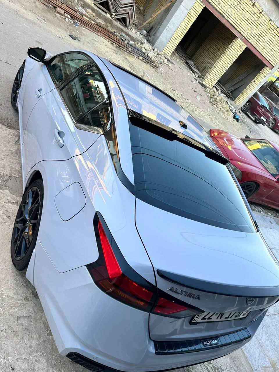 السلام عليكم 

🔺نيسان التيما 2023RS فول الاخير 🔺
🔴 Nissan Altima 2000T🚀🔴
سياره جديده وجاهزه مواصفات 

    .
* قوة 248 🐎 .  
* عزم دوران 370 نيوتن.متر (267 رطل-قدم).
* ناقل حركة Xtronic CVT.
* نظام دفع أمامي (FWD) فقط.

المواصفات الخارجية

* جنوط ألمنيوم رياضية 19 إنش.
* مصابيح LED أمامية.
* شبك أمامي ولمسات رياضية SR.
* جناح خلفي (Spoiler).

المقصورة

* مقاعد رياضية.
* شاشة لمس 8 إنش مع Apple CarPlay وAndroid Auto.
* تشغيل السيارة بالبصمة (Push Start).
* مثبت سرعة.
* كشنات جلد مع بدلات تبديل السرعات (Paddle Shifters).

أنظمة الأمان

* فرملة طوارئ تلقائية.
* تحذير مغادرة المسار.
* مراقبة النقطة العمياء.
* تنبيه حركة المرور الخلفية.
* كاميرا خلفية، و كاميرا 360 درجة.
تدفئه كشنات واستيرن 
الأداء

* التسارع من 0 إلى 100 كم/س يقارب 6.0–6.3 ثانية، وهو أداء قوي بالنسبة لسيارة سيدان متوسطة.  

🔺الضرر واضح بالصوره مجرد بارد بالبنيد فقط لاغير 
🔺السعر / 180 وبيها مجال 
🔺العنوان / ناصريه سوق الشيوخ 
🔺رقمي / ***********
