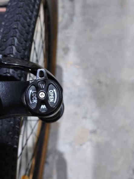 السلام عليكم.    اخوان اليوم يتوفر دراجة جبلية من نوع MTB. 
مواصفات 

🔥سستم ماركة من شركة L-TWOO،،المبدل خلفي نفس ماركة يأتي بنظام حديث 1*10

🔥الفرامل من نوع هيدروليك خلفي من شركة X-SPARK،،والفرامل امامية من ￼ Shimano الياباني 

🔥المقاس 29انج

🔥معدن دراجة بل كامل ألمنيوم ،،فقط دبل امامي من حديد 

🫆مكان الدراجة الديوانية 

💞سعر الدراجة (600)قابل للتفاوض مع تحياتي الكم 🫡￼

الرقم:***********.

الدراجة جديدة 🆕 جدآ
