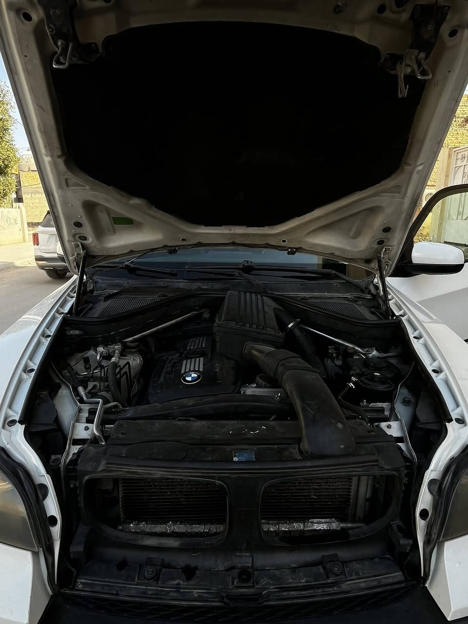 السلام عليكم 

🚗 BMW X5 موديل 2008 – فول كامل – وارد أمريكي (كليت تايتل)

🔹 الموديل: 2008
🔹 المحرك: 6 سلندر N52
🔹 السعة: 3000 سي سي (3.0L)
🔹 القير: أوتوماتيك 6 نمر
🔹 الدفع: رباعي دبل 4×4
🔹 الوارد: أمريكي
🔹 التايتل: كليت تايتل
🔹 الحالة: فول كامل

⭐ المواصفات:
 • مكينة N52 قوية وسلسة ومعروفة بالاعتمادية
 • فتحة سقف بانوراما
 • دبل 4×4 مناسب للسفر والطرق
 • گير أوتوماتيك 6 سرعات
 • مقاعد جلد + تحكم كهربائي
 • تكييف قوي
 • شاشة + نظام صوت
 • مقود متعدد الوظائف
 • أنظمة أمان (ABS + وسائد هوائية)
  .علماً ان السونار مرفق.
✅ مميزات السيارة:

✔️ وارد أمريكي
✔️ كليت تايتل جاهز
✔️ فول كامل مواصفات
✔️ سيارة مريحة وعائلية

💰 السعر: 130 ورقة ✨
🔁 السعر قابل للتفاوض

📍 المكان: الديوانية – حي الجامعة
📞 الهاتف: ***********
