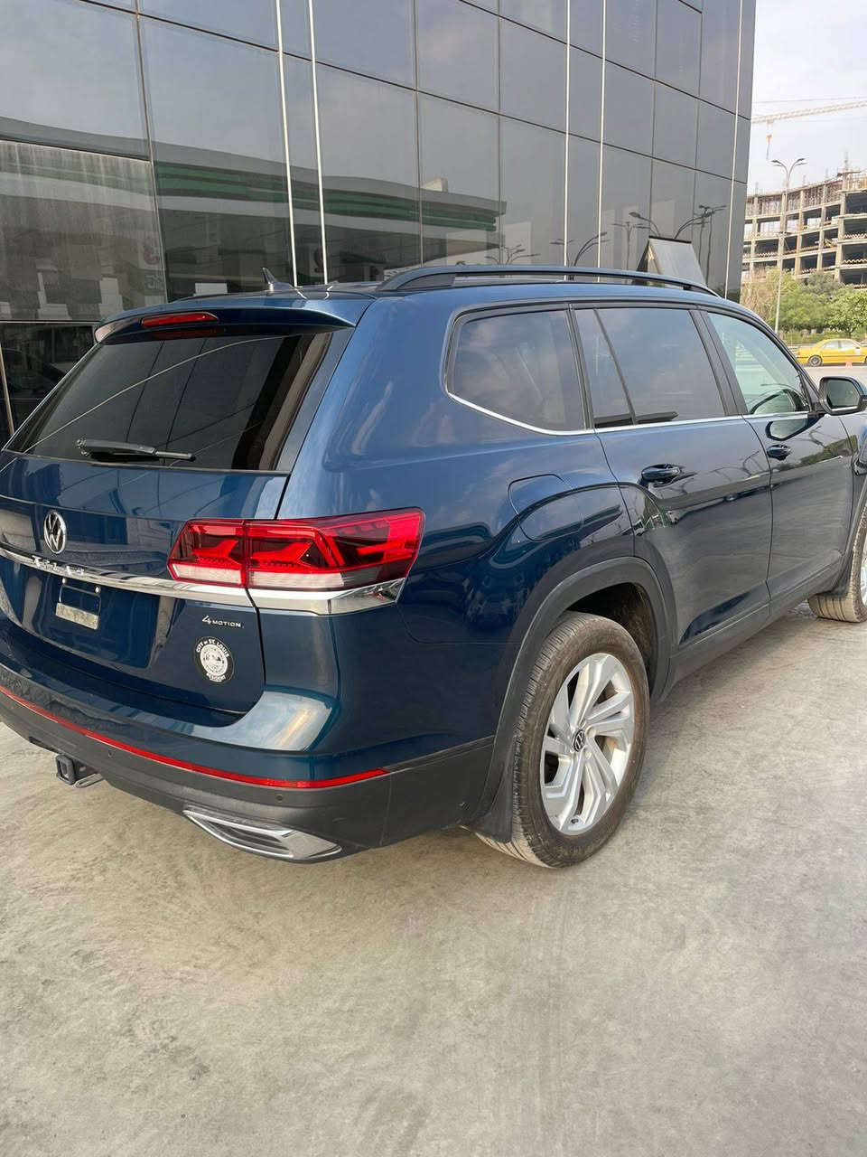 اطلس SE 2023 نص فول
راكب 7  ستة سلندر 3600
داخل جلد ابيض تدفئة كشنات السائق كهرباء
ماشية 10800 ميل فقط رقم بغداد بأسمي 
بدون صبغ حادثها فقط دعامية حساسات امامي خلفي
بردات خلفية بالابواب وبعد بيها هواي مواصفات سيارة جديدة مماشية بالعراق
للاستفسار اكثر الاتصال على الرقم 
***********
متوفر وتساب
