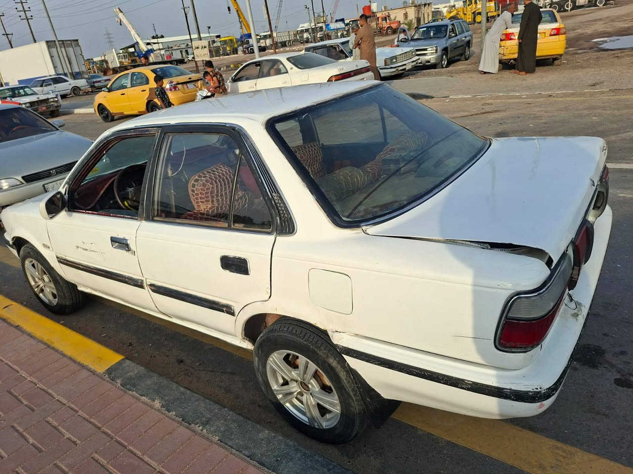 سلام عليكم كورلا للبيع مودل 1991 سياره حلوه كهربيات شغاله سنويه لغايت 29تنفض  تحول ثني يوم شرط بسمته سياره  مكنه بيه خيط بخار  كر يخر شويه صبح بس  بيع كوم حديد بس صوليات سعره 28 ريده  مكاني خور زبير لاستفسار. ***********
