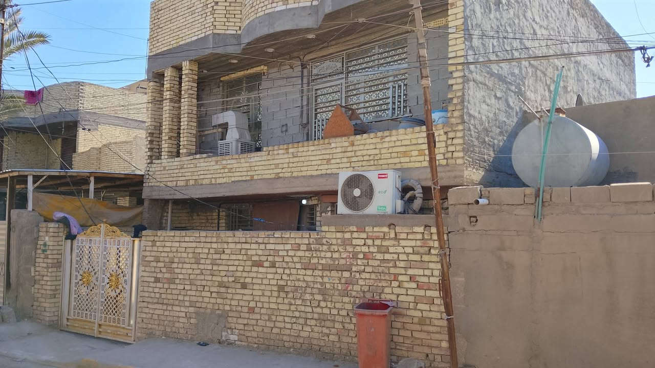 من رخصت الادمن بيت 130متر زراعي منطقة حي النصر الثانية قريب على أسواق أبو أحمد  للعروض خدمات كامله بيت خير من الله غرف نوم 3 استقبال وأهوال واصاله كبيرة وملاحقات طابقين خطين ماء خطين كهرباء السعر خاص هاتف ***********
