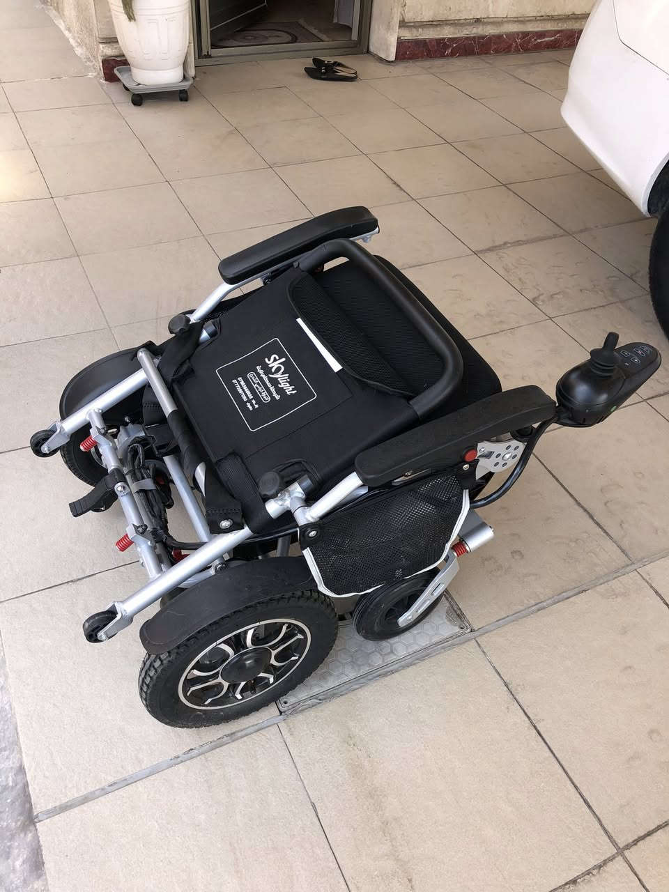 كرسي كهربائيّ شحن
مشترية 975 دينار استخدام قليل   
🔺يتميز الكرسي بموماصفات عالية جدا 🔻            
ريمونت تحكم عن بعد   🕹️
الكرسي مصنوع من المنيوم بلكامل مضاد للصدء   ـ. 
بطارية ليثيوم 🔋
مقبول في الطائرة والمطارات الدولية ✈️🛫
                        قابل للطوي ويصبح بحجم الحقيبة 🧳
خاص للسفر وسهولة التنقل ✔️                                                          
                                     نظام خمس سرعات ⬆️⬇️
ويل كب امامي خلفي. نظام حماية خلفي ✔️ 
جوانب متحركة كشن سوفت يمنع تقرحات الجسم 🦼
  ⬅️  دبلات امامي خلفي  

دبل ماطور ✔️ مكان البلديات 
ب750 الف نهايته 
***********
