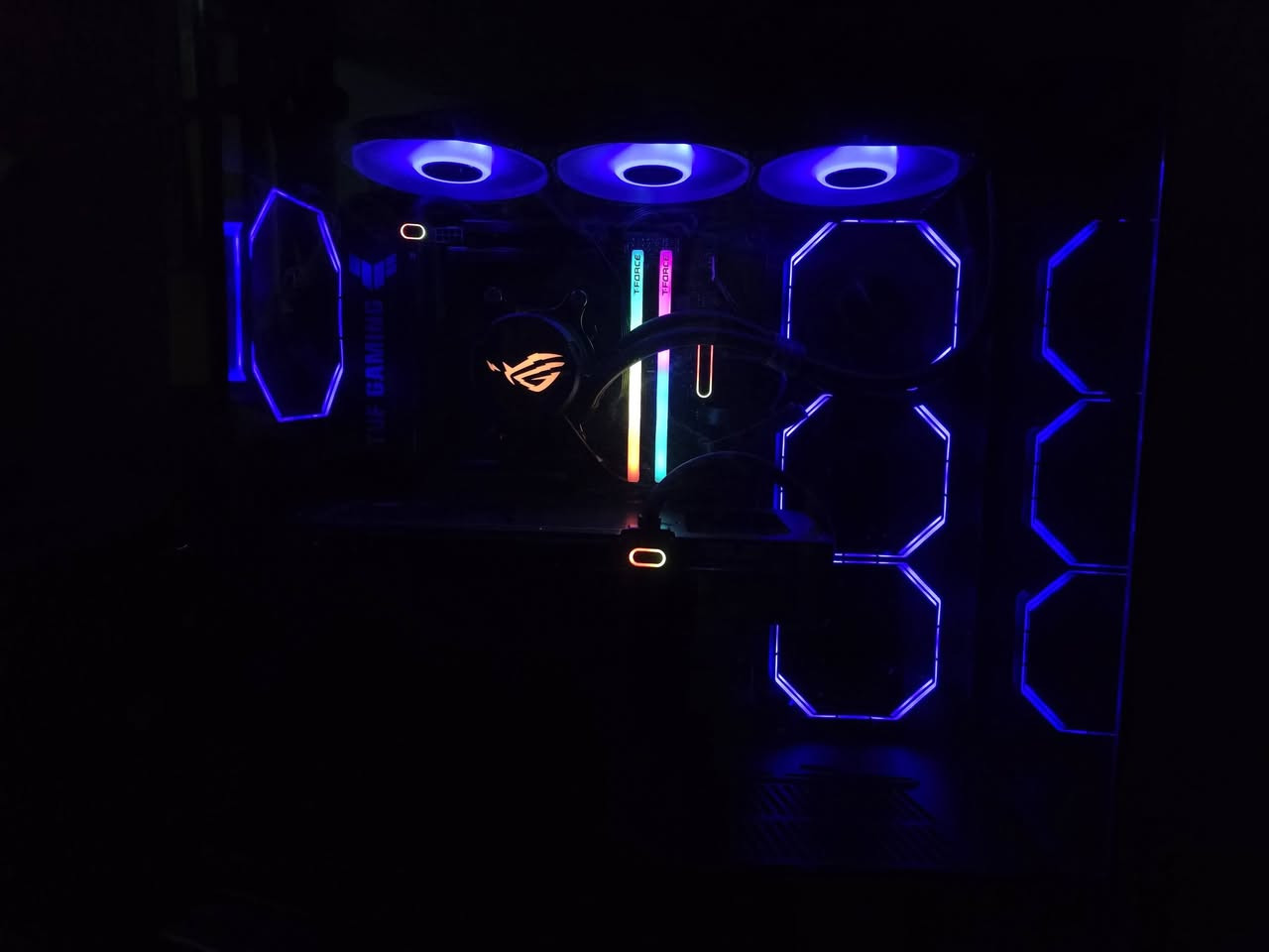 سلام عليكم تجميعة للبيع او مراوس بتجميعه 5090 ايضا براند asus حصرا 
الموصفات 
معالج : AMD Ryzen 7 7800X3D
​كارت الشاشة: RTX 5070TI Asus Prime 3Fan 16G
​المبرد المائي: Asus ROG Strix LC 360
​اللوحة الأم: MB B850M Asus Tuf Gaming WiFi
​الرام: 32G (2×16) 6000 T-Force RGB CL30  
​التخزين الأساسي: M.2 NVMe 2T Samsung 990 Evo Plus
​التخزين الثانوي: SSD 1T Micron
​البور سبلاي: PSU 850W Asus Tuf Gaming PCIe 5.0
​الكيس: Case Dark Flash DY470
الشاشة : asus 2k تردد 300 فريم 
السعر 4.000.000 مع الشاشة ابيع حصرا ..
والسعر نهائي رجاء


**إذا كنت صاحب هذا الإعلان وتريد حذفه لأي سبب، رجاءا أرسل رسالة إلى الدعم الفني**