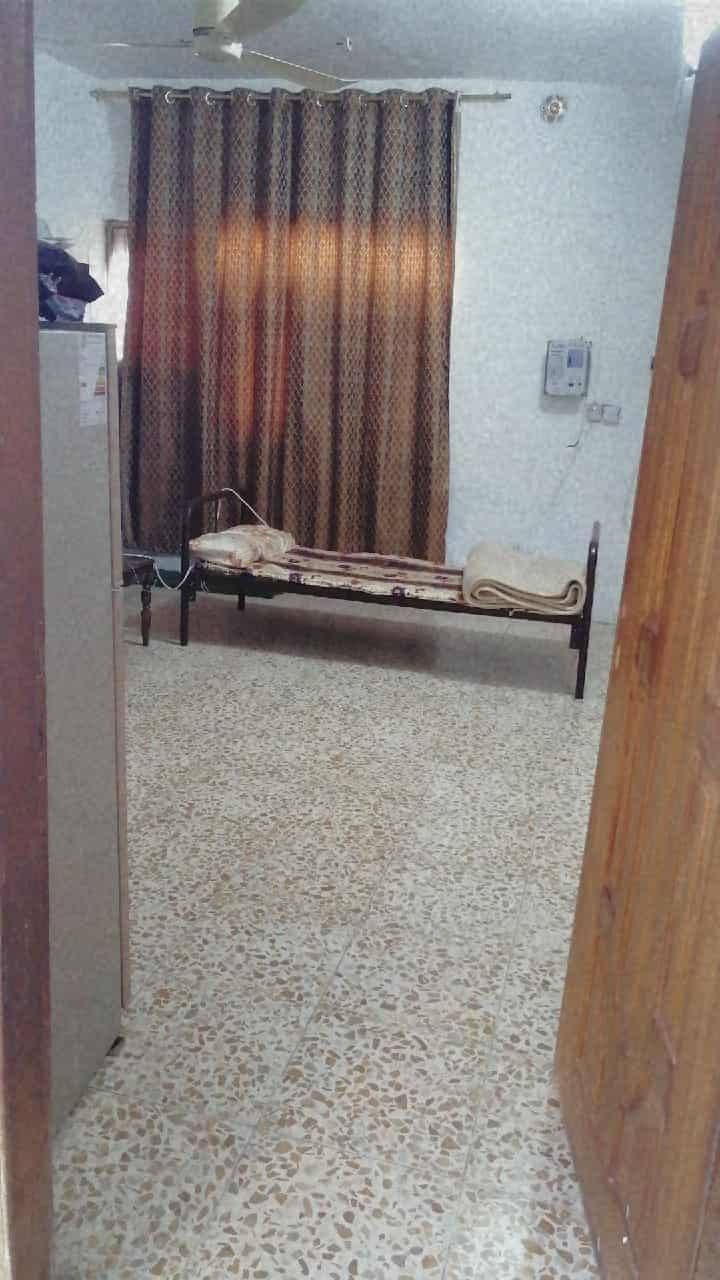 بيت للبيع مساحته 150متر طابو صرف مكانه محموديه حي العسكري قرب مدرسه عراق المحبه  6غرف نوم ومطبخ وستقبال وصاله وصحيات فوك وجوه ومنور البيت جبير خير من الله بس الغرفتين الفوك البلوجه سندويش والباقي كله صب اي استفسار اتصال بالرقم بي واتساب ***********
