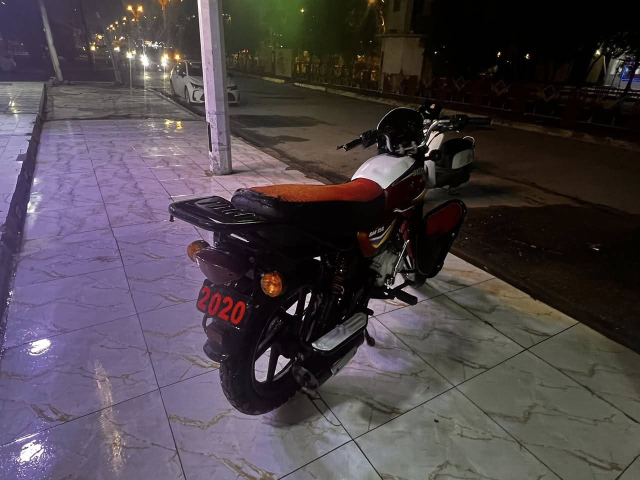 السلام عليكم بوكسر كلاسك موديل ٢٠ أوراق كامله كهربائيات كلها شغاله سلف هندر تايرات جدد مكينه مامفتوحه الدراجه كامله مكلمه متصرف ربع عليها السعر مناسب مكاني ديالى بعفويه للاستفسار على هذا الرقم ***********
