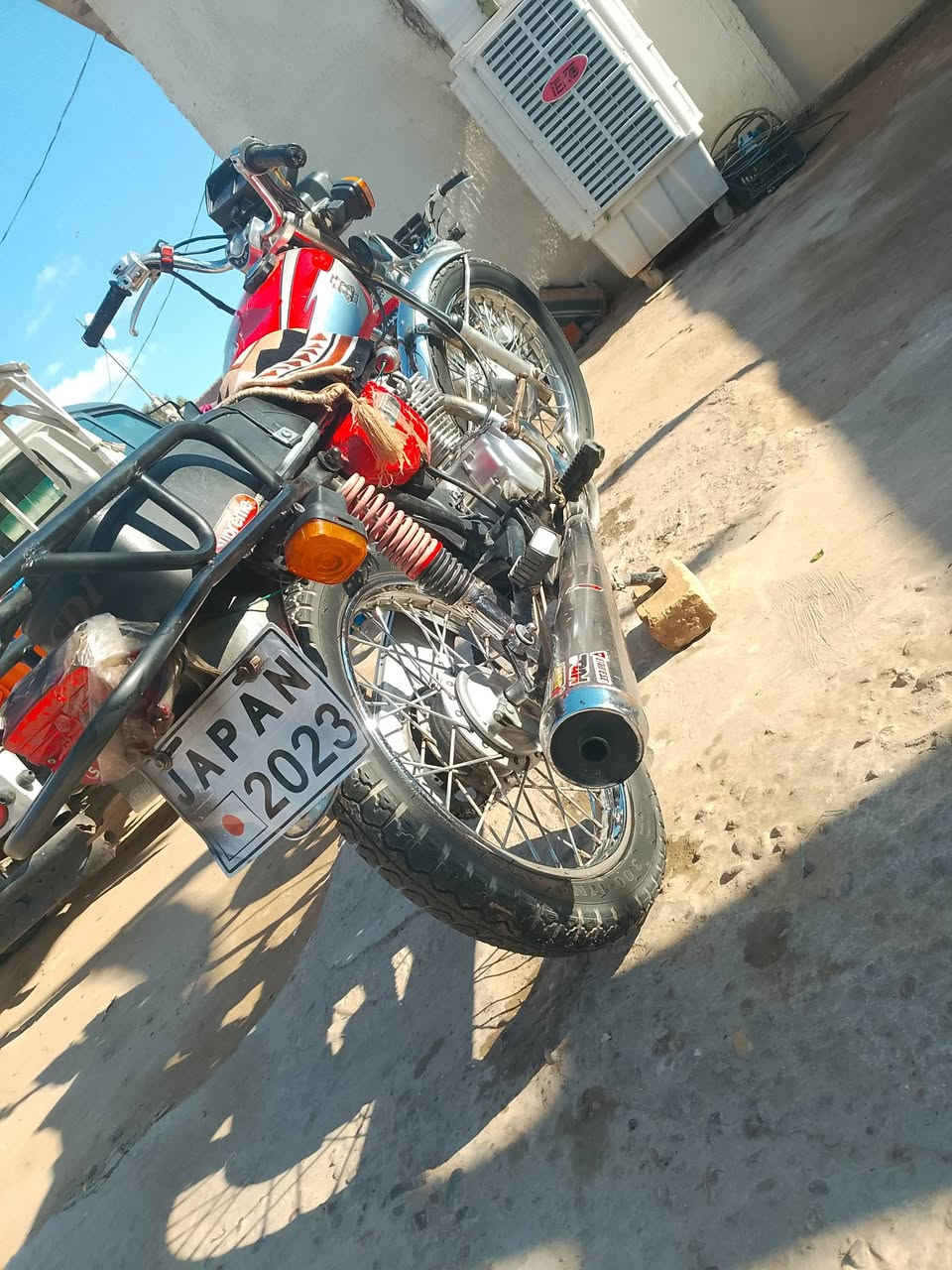 سلام عليكم دراجه للبيع سكنار
موديل ٢٠٢٣ طالعه بل ٢٠٢٤
السعر ٤٥٠ دراجه نضيفه وراق سكنر
مكان كربلاء حي النصر 
*********** هذا رقمي
