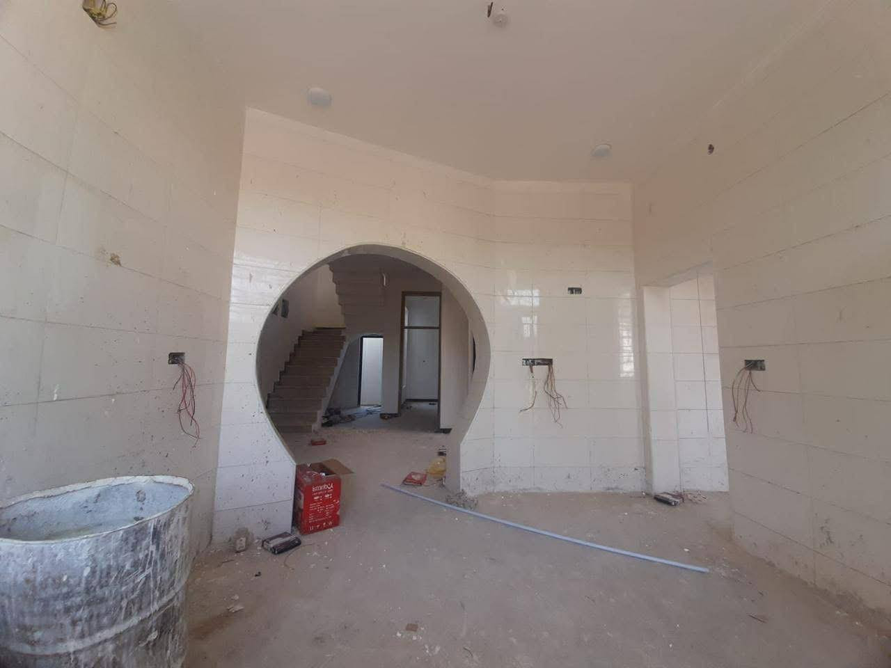 🏡 للبيع دار_سكني 
📍 الموقع: شارع 80 مقابل الفرع المؤدي إلى شريفة ع خلف شركه عراق البدر للكهربائيات (خلف التجاري)
✨ المواصفات:
▫️ المساحة : 175 م² 
▫️طابــــــو زراعي سند 25 
..........
🔹 الطابق الأرضي:
_ غرف نوم عدد 2
_  صاله مع صحيات خارجيه 
_ كلدور كبير 
_ حديقه داخليه 
_ مطبخ حار وبارد 
_ مجمع صحي 
🔹 *الطابق العلوي:
_ غرف نوم كبيرة عدد 3 
_ ومجمع صحي 
_ سطح ناصي
 ...................... 
📞 للاستفسار والمعاينة: 
الاتصال على الارقام :
***********☎️ واتساب
او مراجعة المكتب 
الحلة _ الكرامة الشارع المشجر مجاور اسواق المطار 1 
✅ نستقبل جميع عروضكم السكنية 🏠 والتجارية 🏡 بكافة مناطق الحلة 
……………………………
