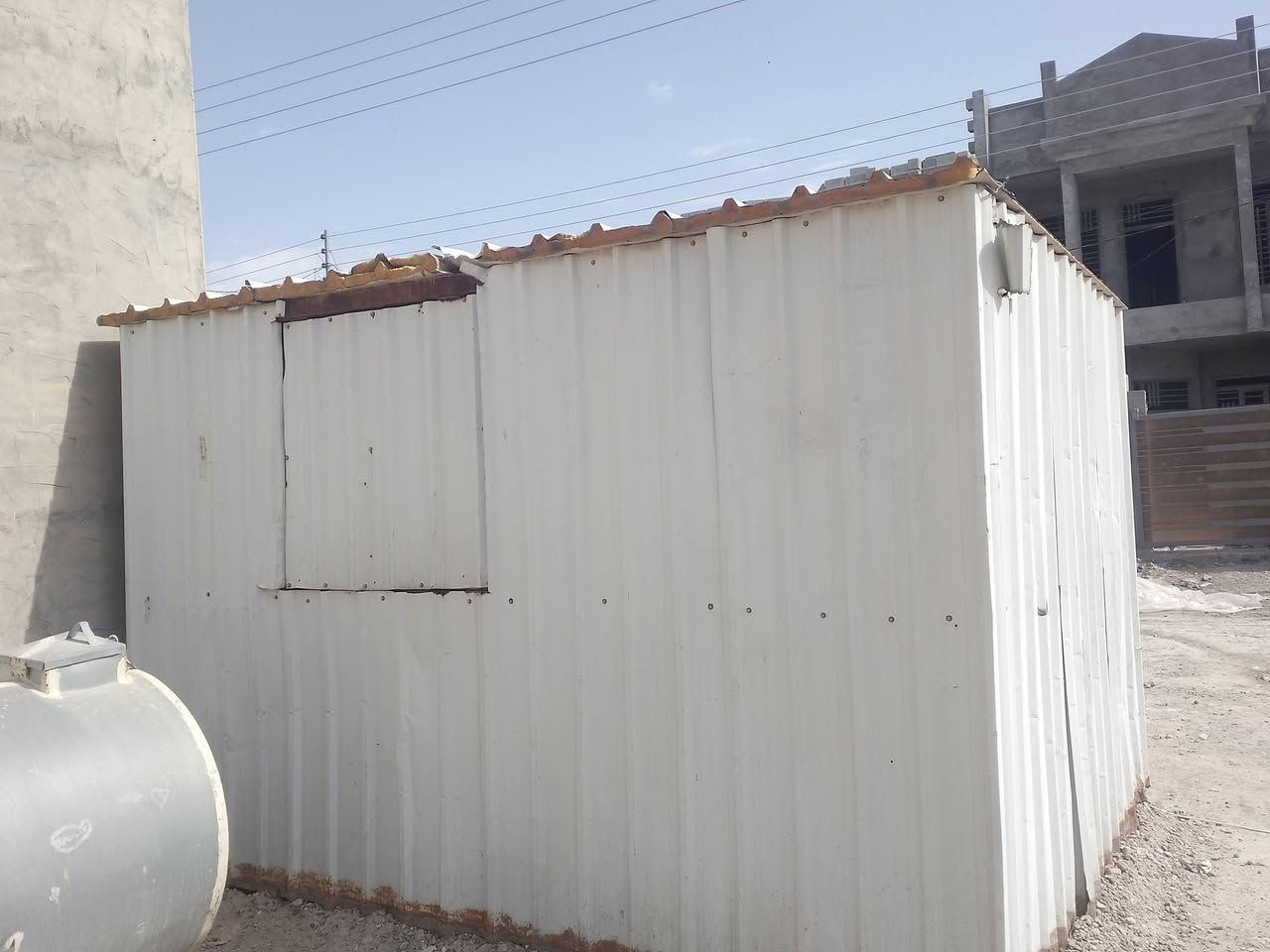 محل للبيع سقف سندويج و الجدران كيربي الطول 4 والعرض3      ***********
