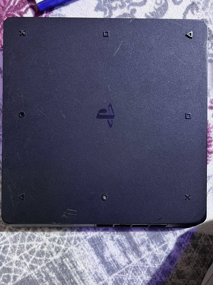 بلي ستيشن فور سلم نضيف جداً
مكفول من اي عطل ما داخل صيانة مع يدتين ولعبتين gta وفيفا23 السعر 250وبيه مجال قليل للشراي

مكاني البصرة القبلة
رقمي واتساب ***********
