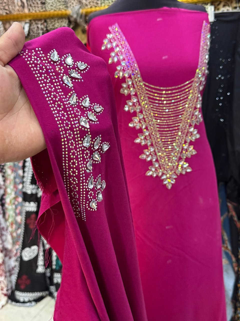 💎 فخامة تميزك من أول نظرة 💎

موديل راقٍ بتفاصيل فاخرة ولمسات جديدة ومميزة ✨

🔹 تطريز ستراس حراري أصلي على الصدر والردن  
🔹 ترصيع حجر بارز بإطلالة فخمة وأنيقة  
🔹 خامات أصلية بالشرط (القماش + الشذر + الحجر)

📏 القطعة مترين ونص وتتفصل بكل راحة لجميع الأحجام

💰 السعر فقط 15,000 دينار

الكمية محدودة 🌷
متوفر مفرد وجملة مع التوصيل لجميع محافظات العراق@إشارة


**إذا كنت صاحب هذا الإعلان وتريد حذفه لأي سبب، رجاءا أرسل رسالة إلى الدعم الفني**
