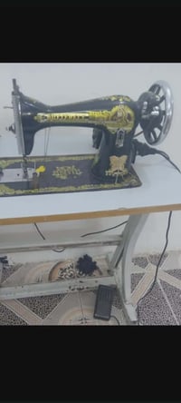 مكينة خياطة • مع الميز