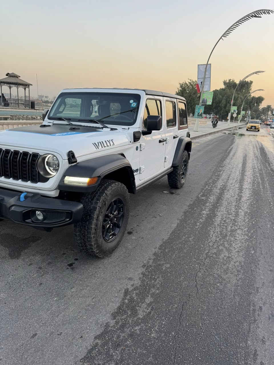 السلام عليكم
جيب رانكلر هايبرد  موديل 2023 
وارد امريكي للبيع 
انظمه قيادة بانزين وهايبرد وكهرباء 
مواصفات الرانكلر معروفه 
محرك 2000 تيربو 375 حصان
كير 8 نمر 
تبريد ثلج 
شاشه كبيره تدعم كار بلي 
شاشه اعطال 
نظام تعليق اوف رود 
اضاءة زنون بلادي مع كشافات زنون 
سقف قابل للازاله والتركيب 
ماشيه 40 الف ماشيه بالعراق قليل فقط 3 الاف
إني المستورد رقم بغداد بأسمي 
جديده كل نقص مابيها ضررها فقط جاملغ خلفي وربع باب الصندوق 
عنوانها بغداد الكاظمية 
السعر 288 ورقه وماكو هيج نظافه بهيج سعر
***********
