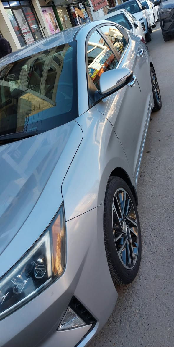 النترا 2020 limited نسخة محدودة وارد امريكي
نظيفة جداً جداً اخت الزيرو / كلين تايتل
ماشية 21 الف ميل
حادثها جاملغ خلفي فقط مصلح بارد بدون صبغ / حادث خفيف جداً مثل ما موضح بلصور 
رقم بغداد / فول مواصفات
دخول بصمة جهتين وتشغيل بصمة
كشنات جلد كهربائية + تدفئة كشنات 
مرآة عاكسة كهربائية
تبريد بيانو + سستم صوة infinite 
رادار / مثبت سرعة / تحذير نقاط عمياء / تحكم ستيرن 
صندوق كهربائي حساس
اشارة بل مري
3 انظمة قيادة 
زنون بلادي ٤ عدسات امامي / LED نهاري
LED خلفي 
ويل كب 17 / اطارات جديدة
ارضيات الاصلية موجودة + رزلاين الاصلي
محرك 2000 دوش 
العنوان / بغداد - الاعظمية
***********
السعر 165 ورقة
