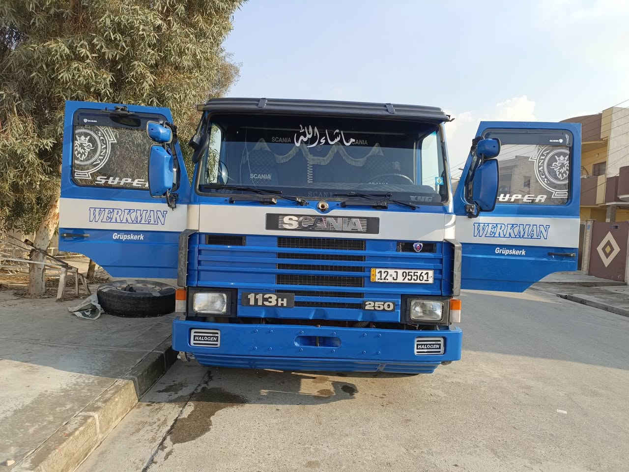 سكانيا 113 محرك وكير بشرط 
مكينه 112 ونص
كير 5/5
رقم وسنوية وهزة جديدة بأسمي
رقم نينوى دولي
حصة كاز/300لتر
سيارة على وضع البلاد وضع شركة 
للاستفسار الاتصال على الرقم ***********
***********
