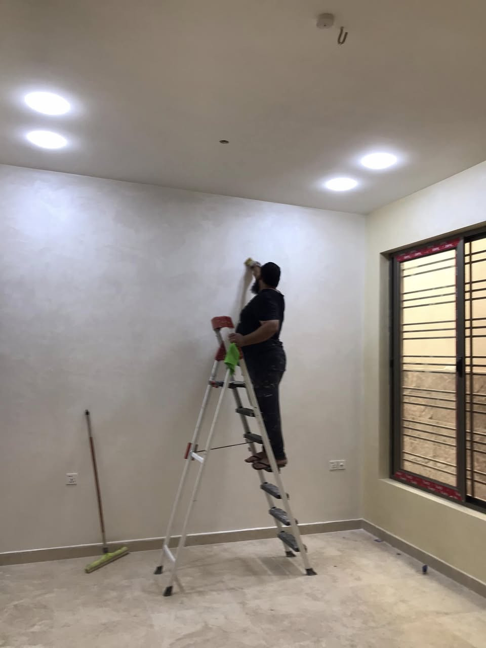 السلام عليكم 
من رخصة الادمن 
صبغ اردني المتر الفين ونص مواد وعمل
الواجهه قطعي للاستفسار ***********
