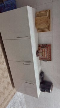 خزانة • نظيفة جدا • قليلة الاستخدام