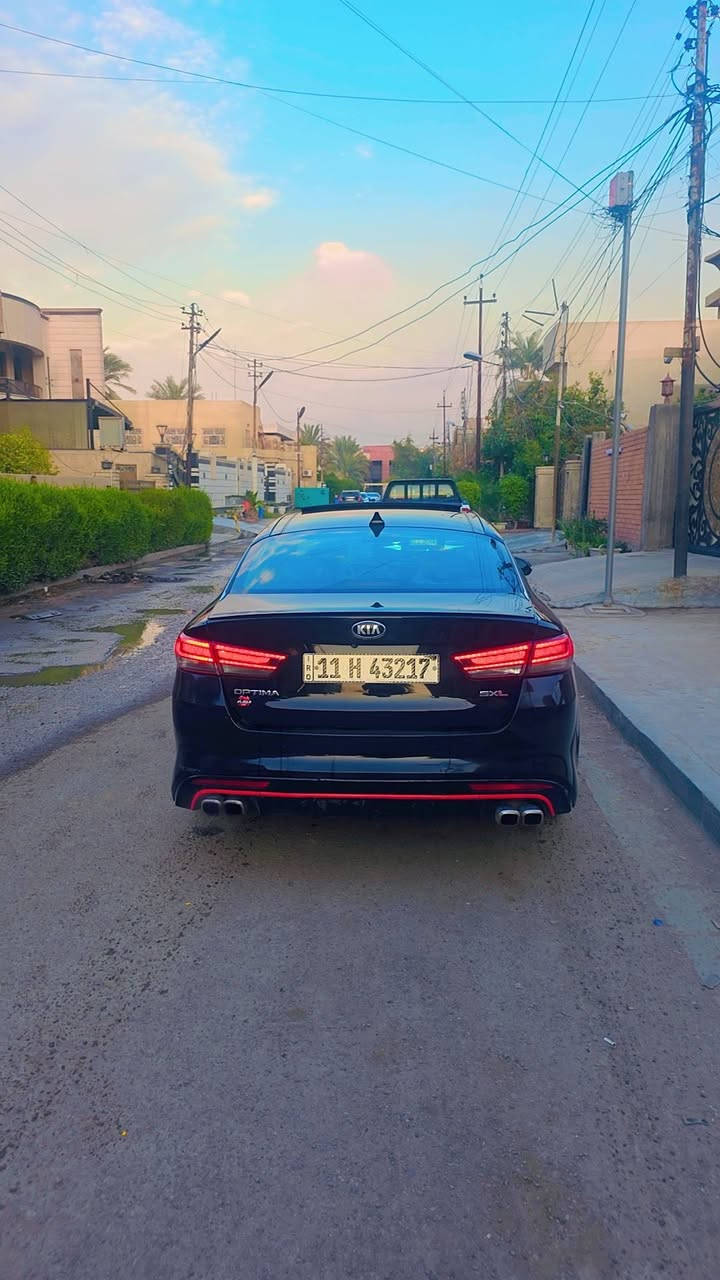 كيا أوبتيما 2016 SXL تيربو 🚀 فول مواصفات
المحرك:

 • 2000 تيربو

 • دبل كزوز

 • 3 طكات بانوراما

الكاميرات والحساسات:

 • 5 رادارات (أمامي + خلفي بالدعاميات)

 • 5 كاميرات شاملة

 • كاميرات جانبية بالمرايات

 • كاميرا خلفية

 • كاميرا علوية بالقمارة

 • 4 كاميرات 360°

 • حساسات أمامية + خلفية

 • بصمة حساسات خلفية

 • نقطة عمياء

 • تبريد قطعتين منفصل

 • كشنات جلد

 • داخلية قرميدي

• الستيرن هيتر + شفتات

 • كشنات كهرباء + تبريد + تدفئة + مساج

 • كشنات خزن (ميموري) 3 وضعيات

 • أوتو هولد

 • 3 وضعيات قيادة

 • بردات خلفية

 • دخول ذكي

 • بصمة أبواب

 • مرايات كهرباء شفط

 • جنطة ذكية تنفتح عن بُعد

 • الجام ذكي حساس للطوارئ (إذا شي قدام ينزل تلقائي)

الصوت والإضاءة:

 • سماعات Harman Kardon عدد 10 + 2 دمام أمامي وخلفي

 • لايت LED Dynamic دوّار مع الستيرن

الإطارات:

 • ويل 19 بلادي كروم

السلامة:

 • تحديد مسار

 • توقف تلقائي

 • مثبت سرعة ذكي مع رادار

 • شاشة أعطال

 • حساس ماء الزجاج

المسافة المقطوعة: 86,000 كم

⸻

الحالة:

 • صبغ: جاملغ + بنيد + جاملغ ثاني فقط رش

 • بدون دواخل

 • شواصي ولغود سليمة 100%

⸻

السعر: 128$ – وبيهه مجال 
اكو ارخص بالسوك الي ماتفيده خلي يعوفها الله يبارك بعمرة

📞***********

📍 الموقع: بغداد  الدورة
